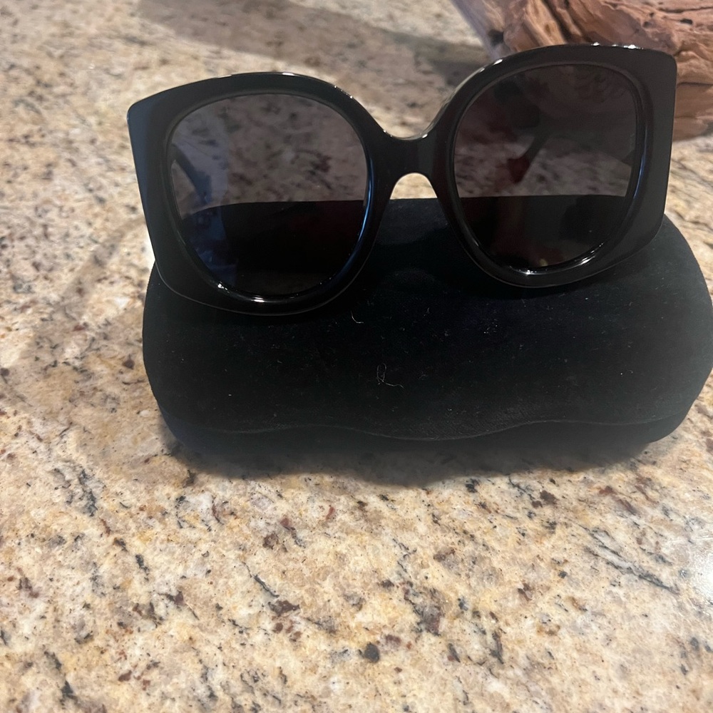 Authentic Gucci sunglasses never worn. Price firm.
Price Drop!🌸🥰🥳